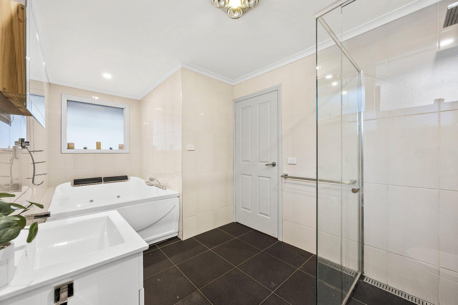 2/4 Campbell Road, Briar Hill, 3088